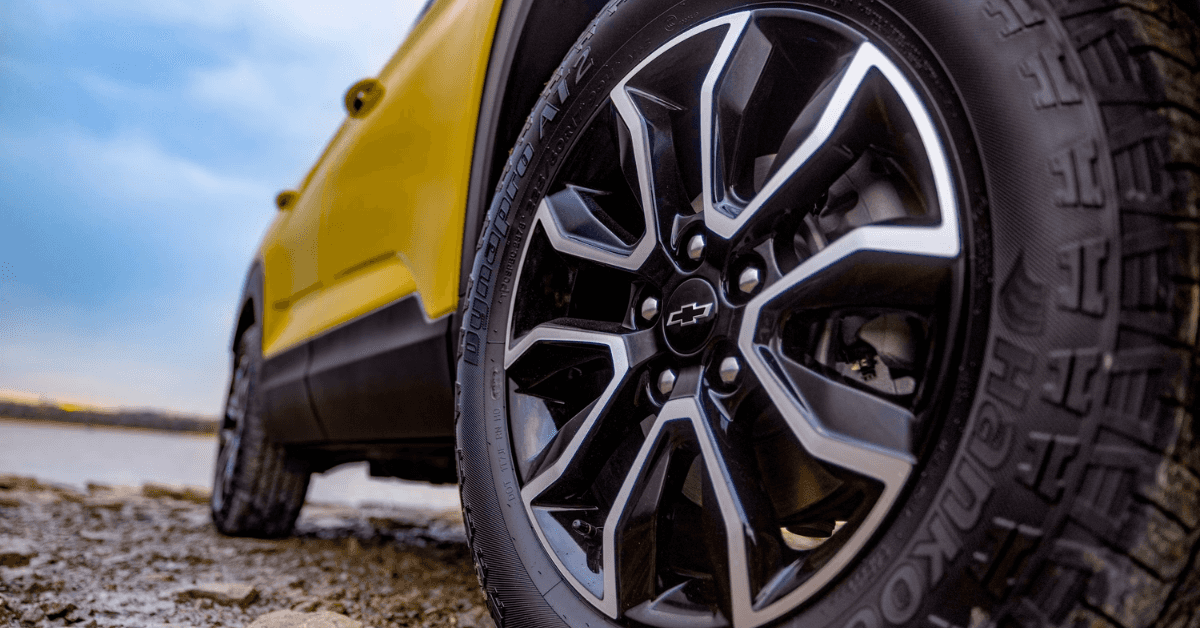 2025 Chevrolet trailblazer wheel up close with logo up close