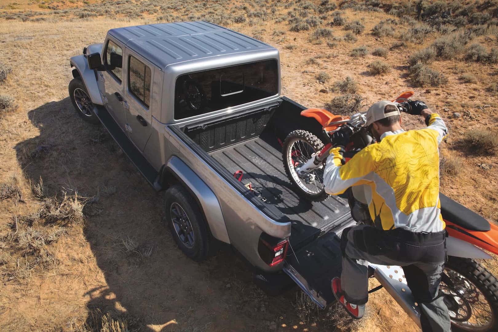Loading a Bike onto Jeep Gladiator Bed