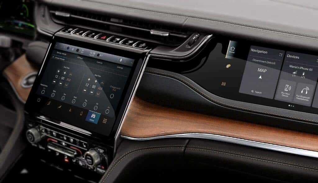 the interior of the 2025 Jeep Grand Cherokee.