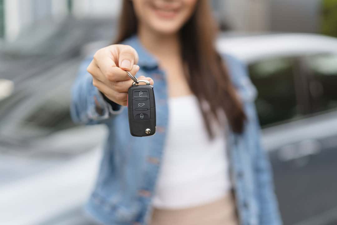 Handing over keys for used car