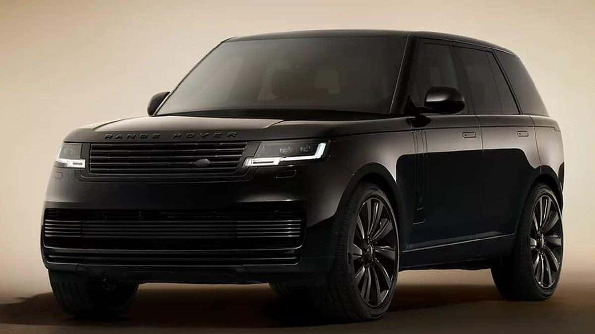 2026 Land Rover Range Rover SE, black exterior, studio three-quarter front view