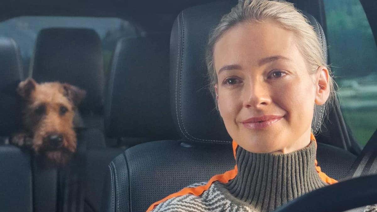 Family and dog inside the 2026 Land Rover Discovery cabin