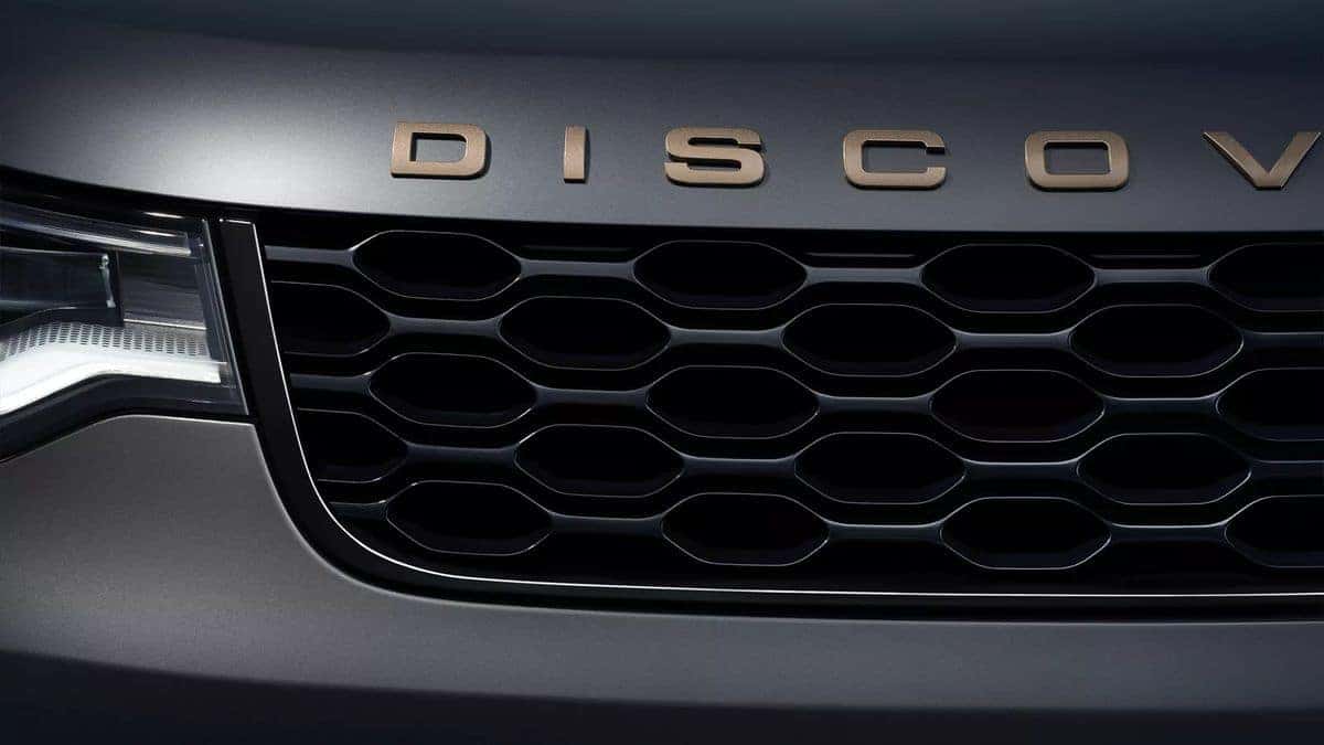 2026 Land Rover Discovery Dynamic SE front grille with blacked-out DISCOVERY lettering