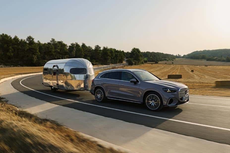 New Mercedes-Benz GLC towing a trailer