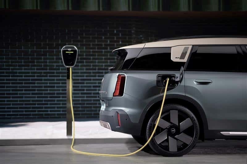Charging a vehicle with MINI ChargeForward