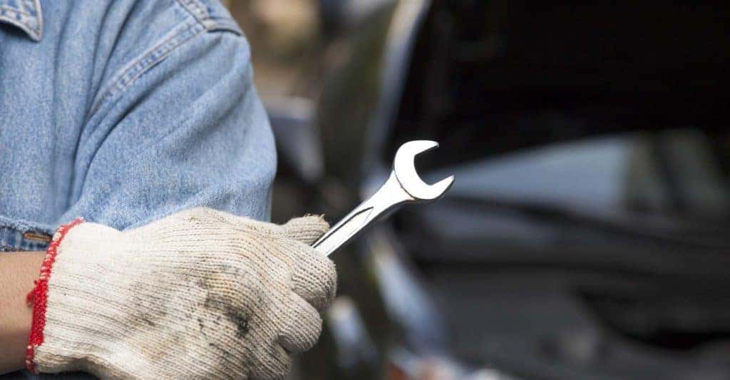 técnico de carro segurando a chave